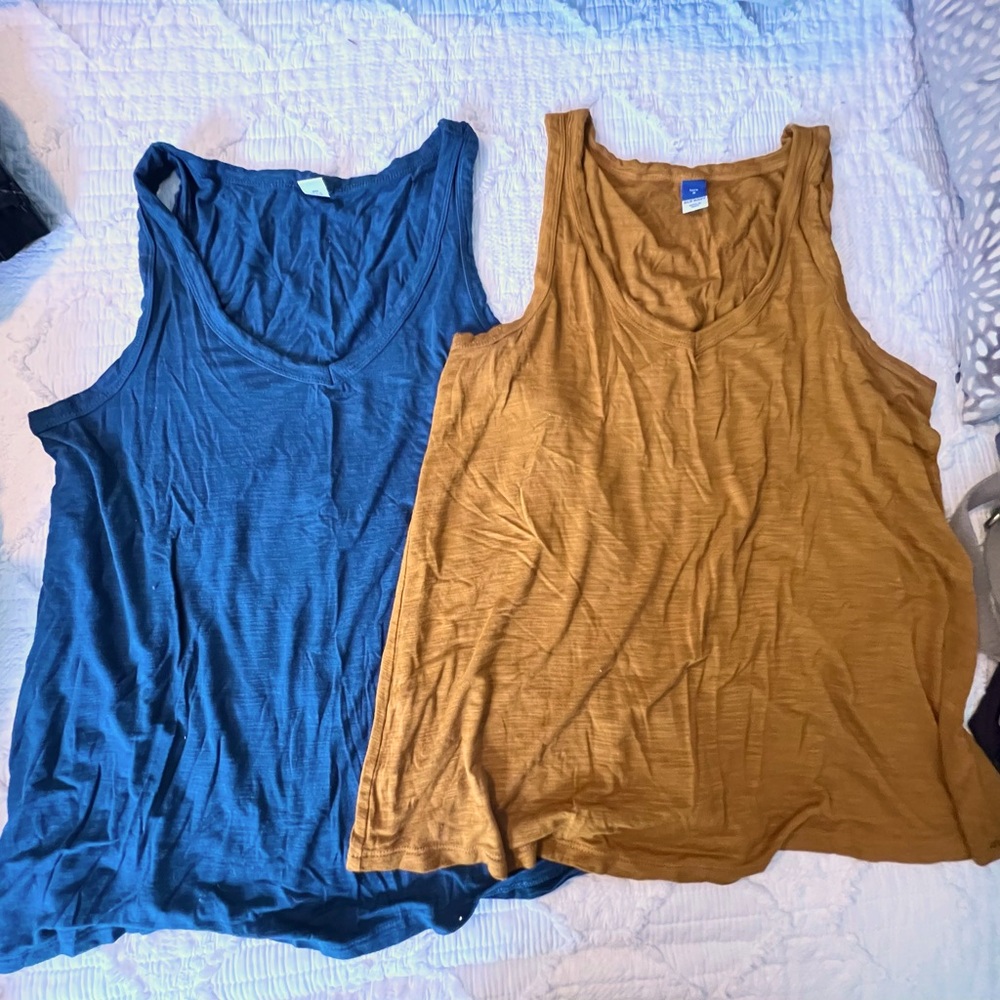 2 Old Navy tanks size medium
